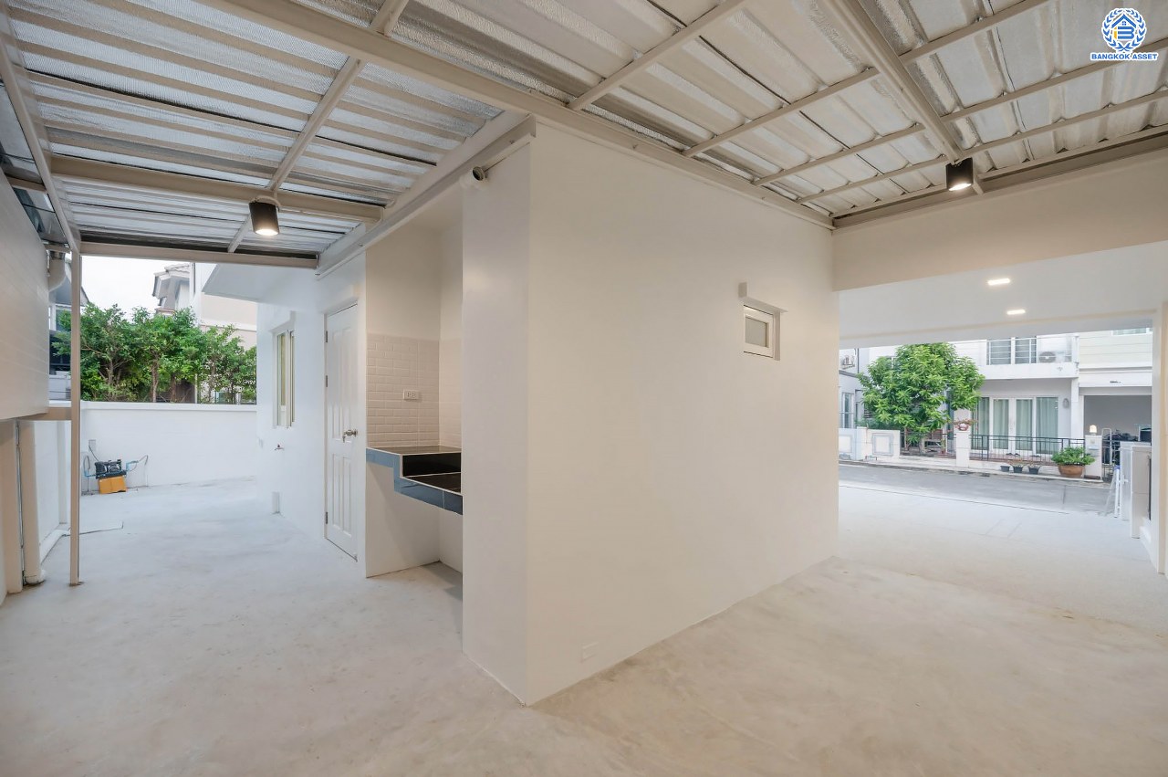 บ้านมือสองตกแต่งใหม่ โครงการ เดอะวิลล่า ราชพฤกษ์-ท่าอิฐ แบรนด์ Property Perfect เดินทางสะดวก เนื้อที่ 35.8 ตร.ว. ฟังก์ชัน 3 ห้องนอน 2 ห้องน้ำ จอดรถได้ 2 คัน บนทำเลเชื่อมต่อทั้ง ถ.รัตนาธิเบศร์ และถ.ราชพฤกษ์ และเพียง 10 นาทีถึงรถไฟฟ้า "สถานีบางรักน้อยท่าอิฐ"